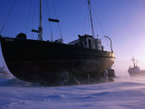 Fishing Boats Beached on Shore of Frobisher Bay for Winter, Iqaluit, Baffin Island, Nunavut, Canada Photographie par Grant Dixon