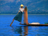 Intha Fisherman Tending to Nets and Rowing, Inle Lake, Shan State, Myanmar (Burma) Photographie par Anders Blomqvist