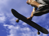 Low Section View of a Young Man Skateboarding Lámina fotográfica Low Section View of a Young Man Skateboarding Lámina fotográfica
