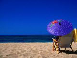 A Girl on the Beach Shading Under a Colourful Umbrella, Waikiki, Oahu, Hawaii, USA Photographie par Ann Cecil