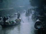 People Ferrying Goods On Canal In Early Morning Mist, Nyaungshwe, Shan State, Myanmar (Burma) Lámina fotográfica por Anders Blomqvist