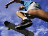 Young Man Skateboarding Lámina fotográfica Young Man Skateboarding Lámina fotográfica