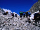Porters on Mountaineering Expedition Climbing Tirich Glacier in Hindu Kush Range, Pakistan Photographie par Grant Dixon