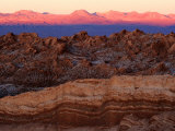 Valley of the Moon and Andes Mountains at Sunset, San Pedro De Atacama, Chile Photographie par Woods Wheatcroft