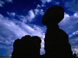 Hiker Dwarfed by Balanced Rock, Arches National Park, Utah, USA Photographie par Gareth McCormack