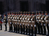 Changing of Palace Guard at Plaza De La Constitution, Santiago, Chile Photographie par Oliver Strewe