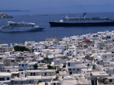 Cruise Ships Passing Houses of Town, Mykonos Town, Greece Photographie par Wayne Walton