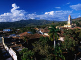 Township with Sierra Del Escambray in Distance, Trinidad, Sancti Spiritus, Cuba Photographie par Shannon Nace