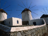 Thatched-Roof Windmills on Plateau, Mykonos Town, Greece Photographie par Wayne Walton