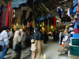 Shoppers in Central Bazaar Area Shiraz, Fars, Iran Photographie par Phil Weymouth