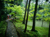 Des visiteurs se promènent sur un chemin de pierre dans un jardin japonais Photographie par Paul Chesley