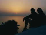 Silhouette of a Couple Watching the Sunset over the Aegean Sea Photographie par Todd Gipstein