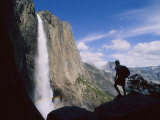 Hiker Viewing Yosemite Falls Photographie par Bill Hatcher
