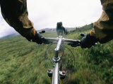 Expedition members pedal their way through Lake Clark National Park Stampa fotografica di Bill Hatcher Expedition members pedal their way through Lake Clark National Park Stampa fotografica di Bill Hatcher