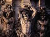 Pilastres de satyres ornant l'extérieur du palais Zwinger Photographie par Gordon Gahan