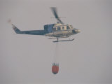 Helicopter fighting the Big Lake fire Lámina fotográfica por Rich Reid Helicopter fighting the Big Lake fire Lámina fotográfica por Rich Reid