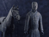 Terra-Cotta Army near 2,200-year-old Tomb of China's 1st Emperor, Qin Shi Huang, near City of Xian Lámina fotográfica por O. Louis Mazzatenta Terra-Cotta Army near 2,200-year-old Tomb of China's 1st Emperor, Qin Shi Huang, near City of Xian Lámina fotográfica por O. Louis Mazzatenta