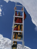 Chris Binggeli Climbs a Ladder in the Khumbu Icefall Photographie par Bobby Model
