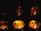 Votives Burn in a Darkened Church in Santa Fe Fotografisk tryk af Raul Touzon Votives Burn in a Darkened Church in Santa Fe Fotografisk tryk af Raul Touzon