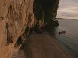A Climber Heads up a Cliff Face Photographie par Bobby Model