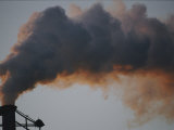 A Smokestack Spews a Heavy Smoke Cloud Photographie par Sam Kittner