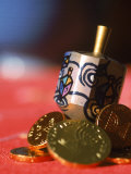 Hanukah Dreidel with Gelt Lámina fotográfica por Sally Moskol Hanukah Dreidel with Gelt Lámina fotográfica por Sally Moskol