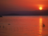 Sunset Over Water, Kenya Lámina fotográfica por Mitch Diamond