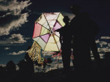 Plusieurs hommes en contre-jour tiennent un cerf-volant Photographie par Joe Scherschel