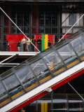 People Travelling Up Glass Escalator at Centre Georges Pompidou, Paris, Ile-De-France, France Photographie par Diana Mayfield
