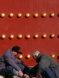Men Playing Checkers at Tiantan Park, Beijing, China Photographie par Glenn Beanland