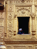Sikh Pilgrim In Open Window Of Hari Mandir In Golden Temple Complex, Amritsar, Punjab, India Lámina fotográfica por Richard I'Anson Sikh Pilgrim In Open Window Of Hari Mandir In Golden Temple Complex, Amritsar, Punjab, India Lámina fotográfica por Richard I'Anson