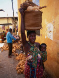 Mother Carrying Baby and Basket, Mombasa, Kenya Photographie par Wayne Walton
