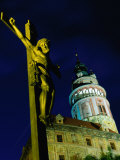 Statue of Christ on Cross with Round Tower of Cesky Krumlov Behind, Cesky Krumlov, Czech Republic Photographie par Richard Nebesky