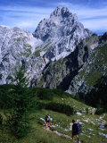 Hikers on Konigsee-Wimbachtal Below South Peak of Waltzmann, Berchtesgaden, Bavaria, Germany Photographie par Grant Dixon