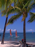 Man Sitting on Beach, Sheraton, Fiji Photographie par Mick Roessler