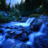Water Cascading Over Rocks on Shady River, Sierra Nevada Mountains, Ansel Adams Wilderness Area Photographie par Wes Walker