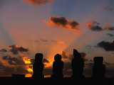Sunset Over Ahu Vai Uri at the Tahai Ceremonial Complex, Hanga Roa, Chile Photographie par Brent Winebrenner