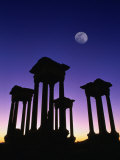Pedestals of Tetrapylon and moon at sunset, Palmyra, Syria Lámina fotográfica por Mark Daffey Pedestals of Tetrapylon and moon at sunset, Palmyra, Syria Lámina fotográfica por Mark Daffey