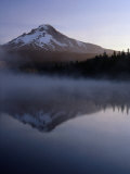 Early Morning Mist Over Mt. Hood Reflected in Trillium Lake, Mt. Hood, USA Photographie par Ryan Fox
