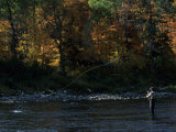 Fly-Fisherman Plays with an Atlantic Salmon on his Line Photographie par Paul Nicklen