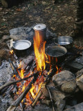 Cooking over a Campfire on the Middle Fork of the Feather River Photographie par Skip Brown