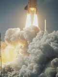 Fiery Exhaust Comes from the Booster Rocket Carrying the Columbia Lámina fotográfica por Johnson & Peritore Schneeberger