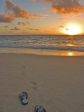 Sandals and Footprints at Sunrise, Lani Kai, HI Photographie par Tomas del Amo