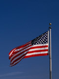 American flag blowing in breeze, Washington DC, U.S.A. Lámina fotográfica por Johnson Dennis American flag blowing in breeze, Washington DC, U.S.A. Lámina fotográfica por Johnson Dennis