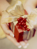 Woman's Hands Holding Gift Photographie par Fabrizio Cacciatore