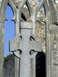 Stone Celtic Cross at Quin Abbey, County Clare, Ireland  Lámina fotográfica por William Sutton
