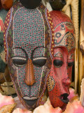 Masks and Conch Shells at Straw Market, Nassau, Bahamas, Caribbean Lámina fotográfica por Walter Bibikow