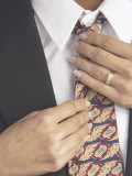 Woman Adjusting Man's Tie Lámina fotográfica Woman Adjusting Man's Tie Lámina fotográfica