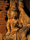 Buddha Carving at Ancient Ruins of Indein Stupa Complex, Myanmar Lámina fotográfica por Keren Su