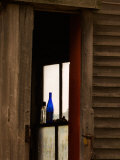 Old Blue Bottle in Window of Barn in Rural New England, Maine, USA Photographie par Joanne Wells